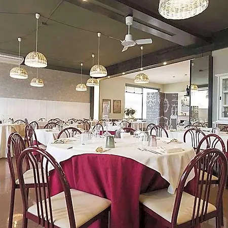 Szálloda With Swimming Pool In Luni Mare Ortonovo